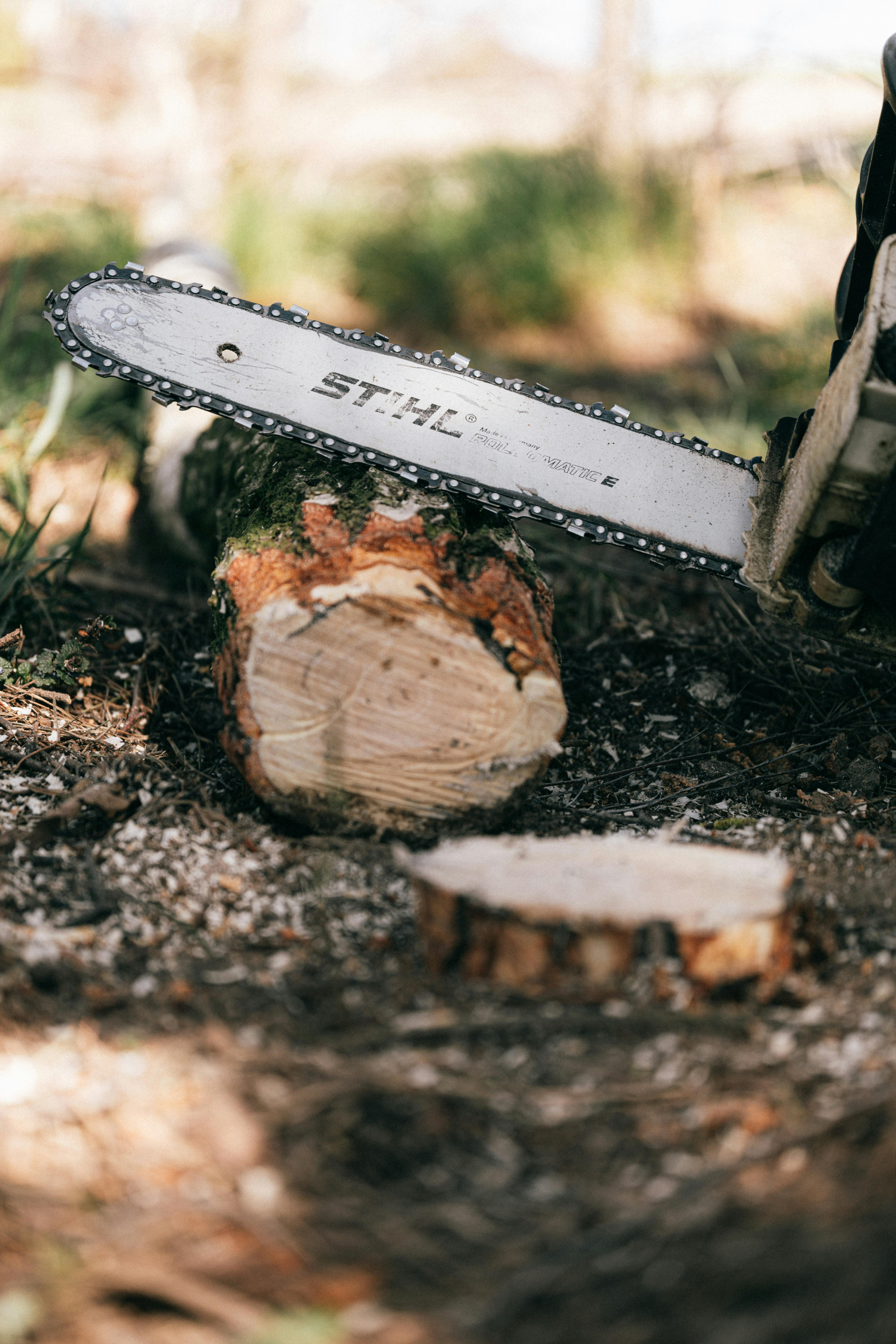 Stihl Akku Kettensäge mit technischem Detail