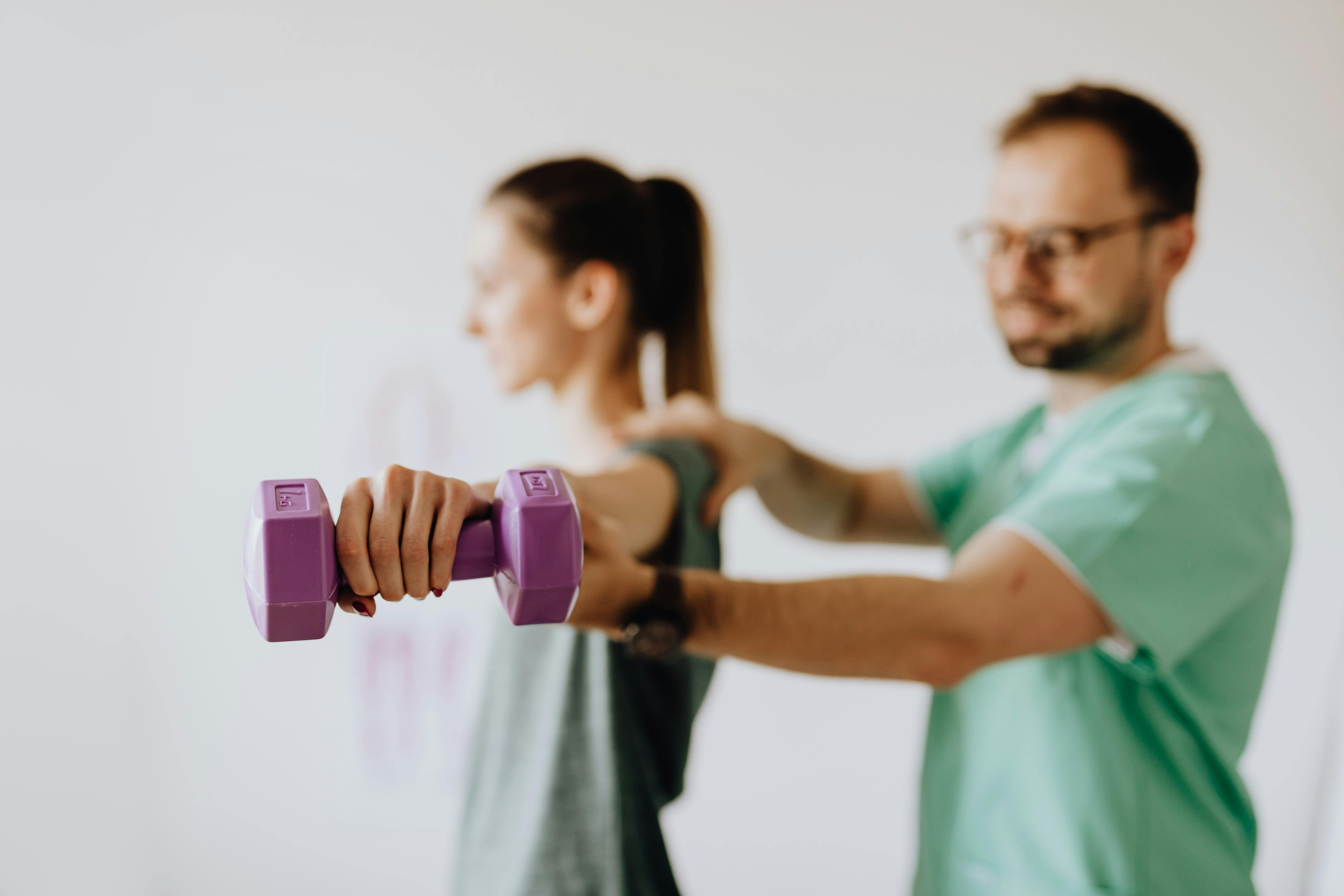 Effektives Rückentraining mit Kurzhanteln