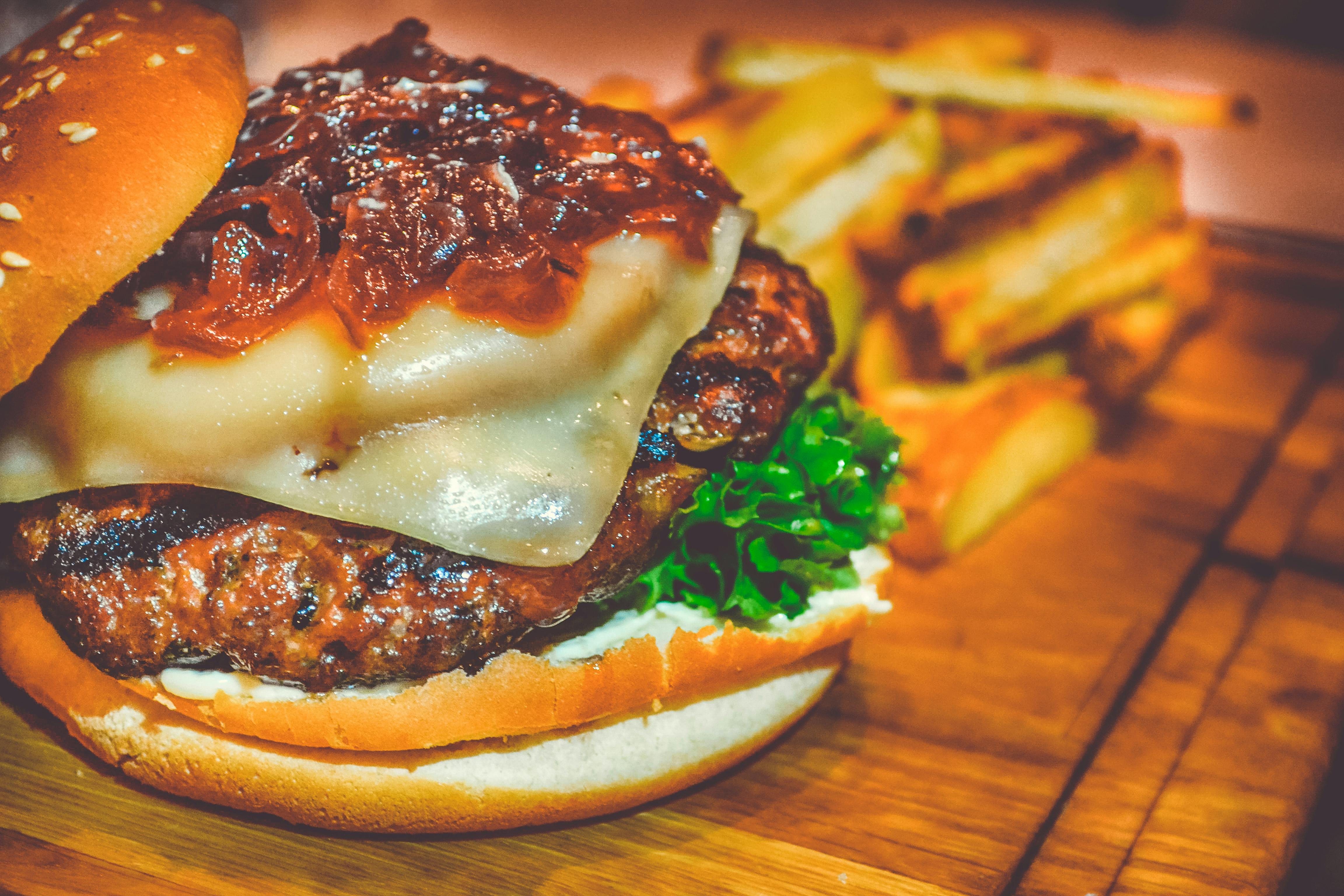 Burger mit Pommes